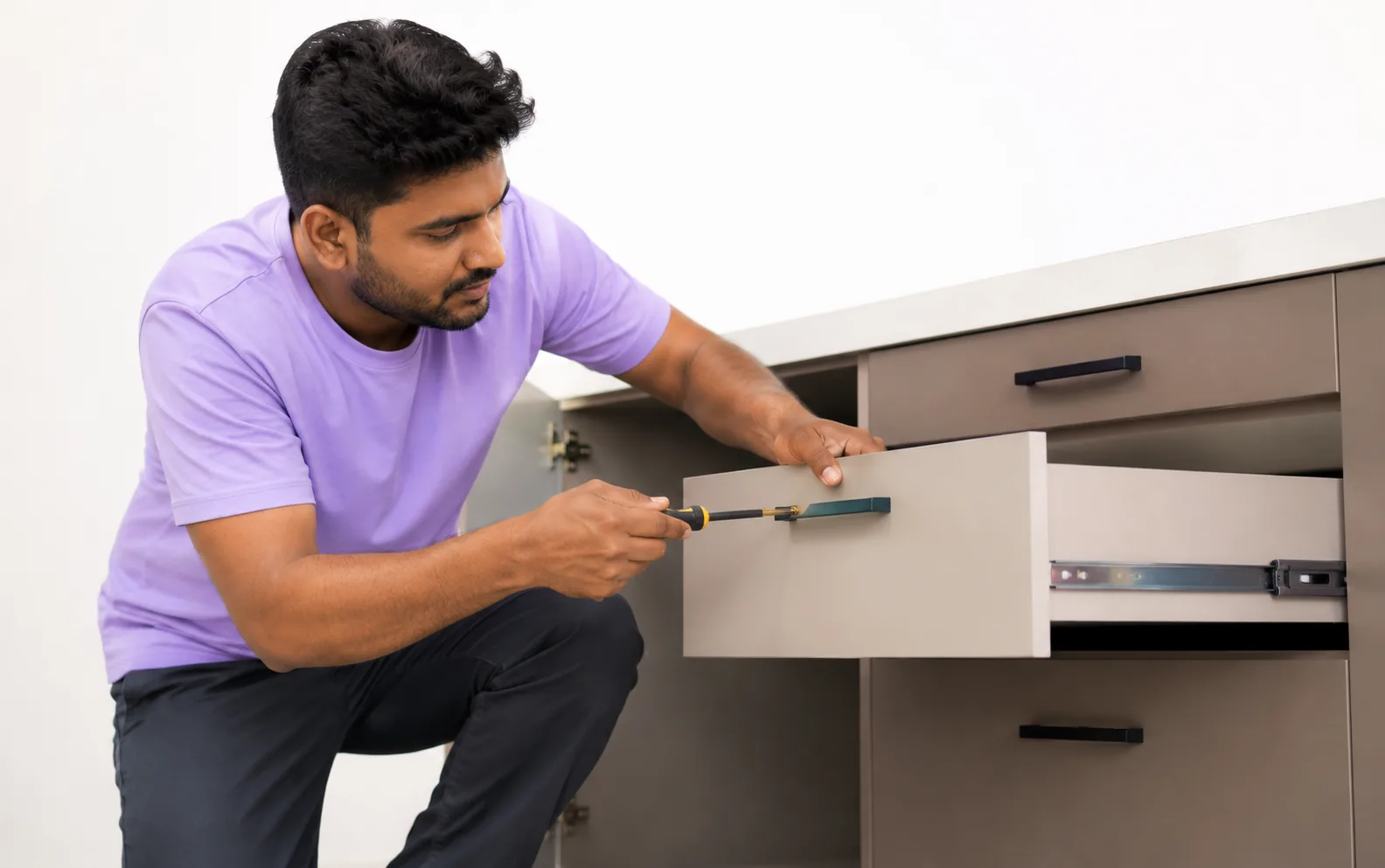 Drawer & cabinet fitting